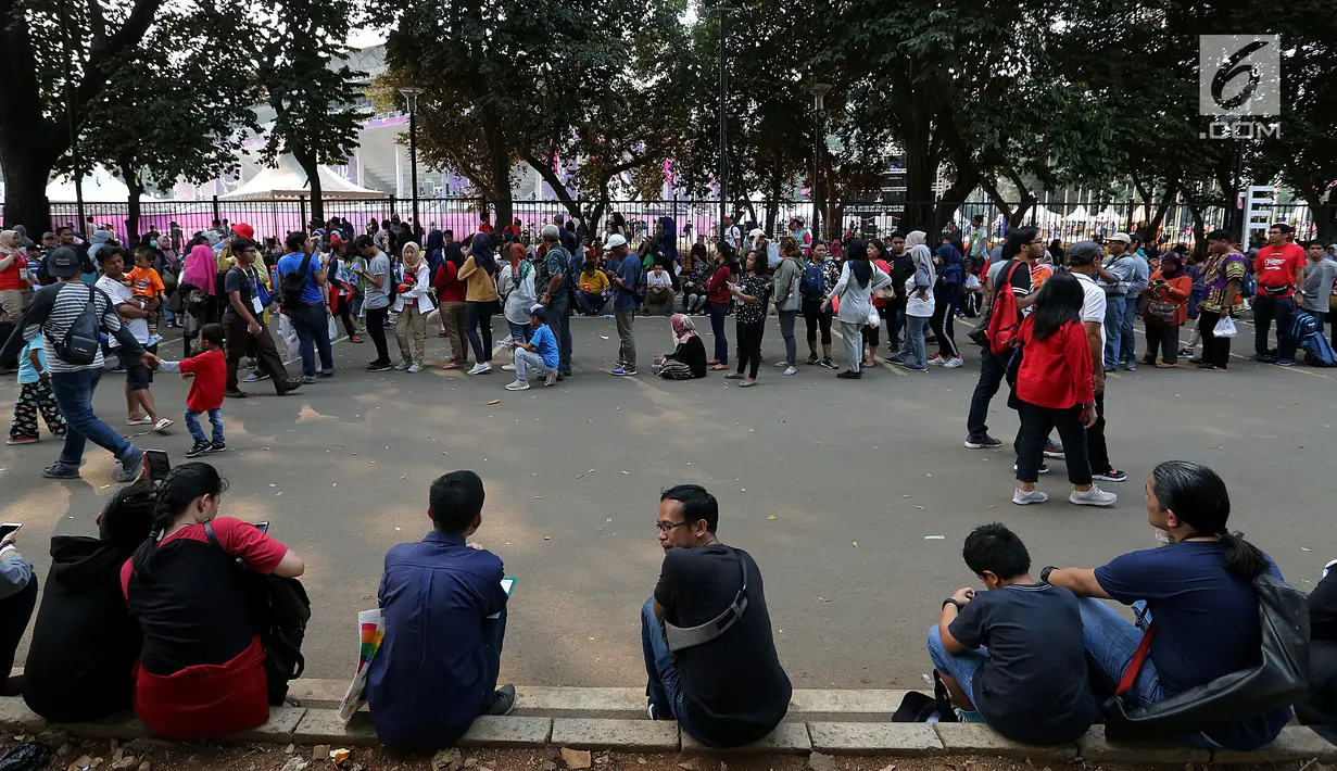 Pengunjung antre menuju Merchandise Superstore jelang Closing Ceremony Asian Games 2018 di kawasan Gelora Bung Karno, Jakarta, Minggu (2/9). Mereka rela antre berjam-jam sebelum toko dibuka. (Liputan6.com/Fery Pradolo)