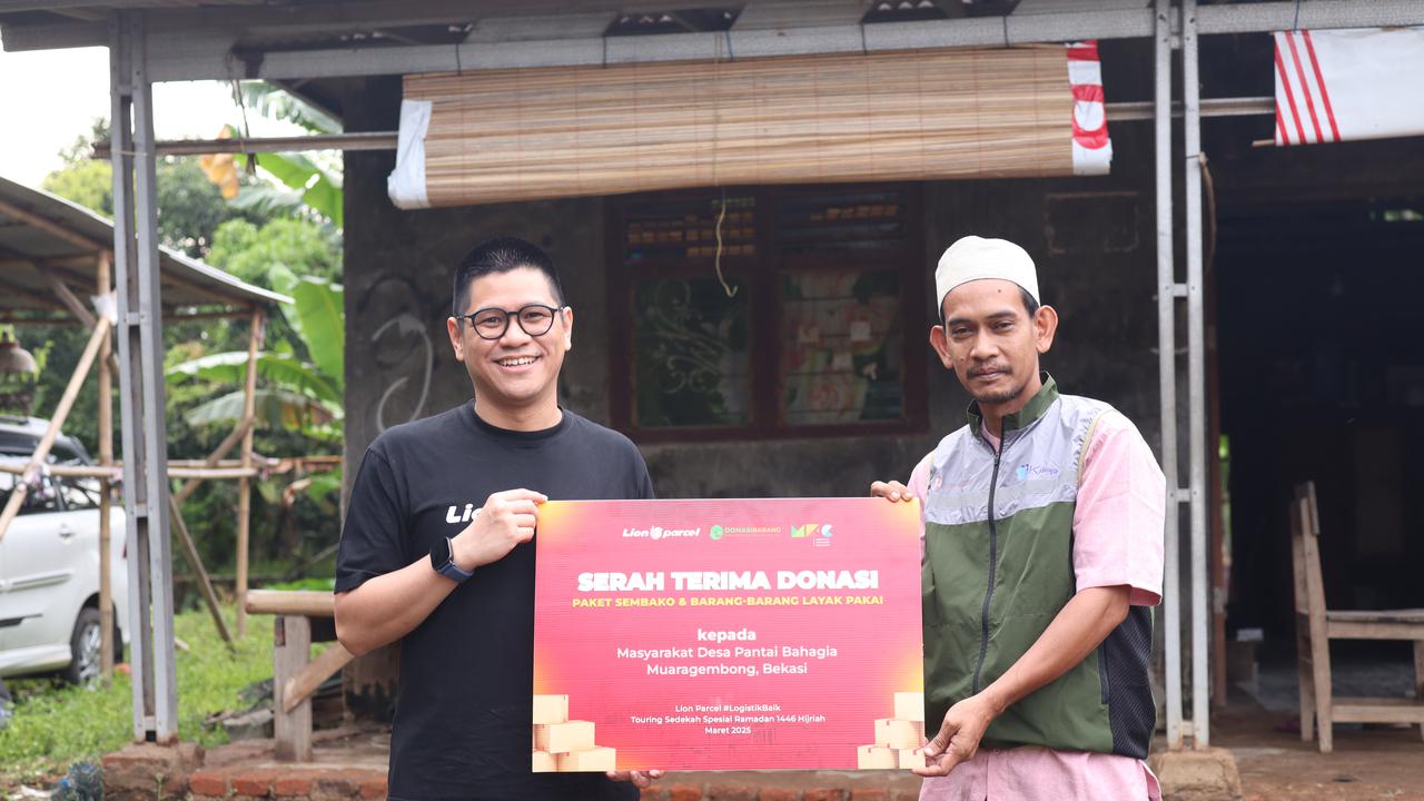 Dampak Abrasi, Lion Parcel Berbagi Paket Sembako untuk Warga Muaragembong