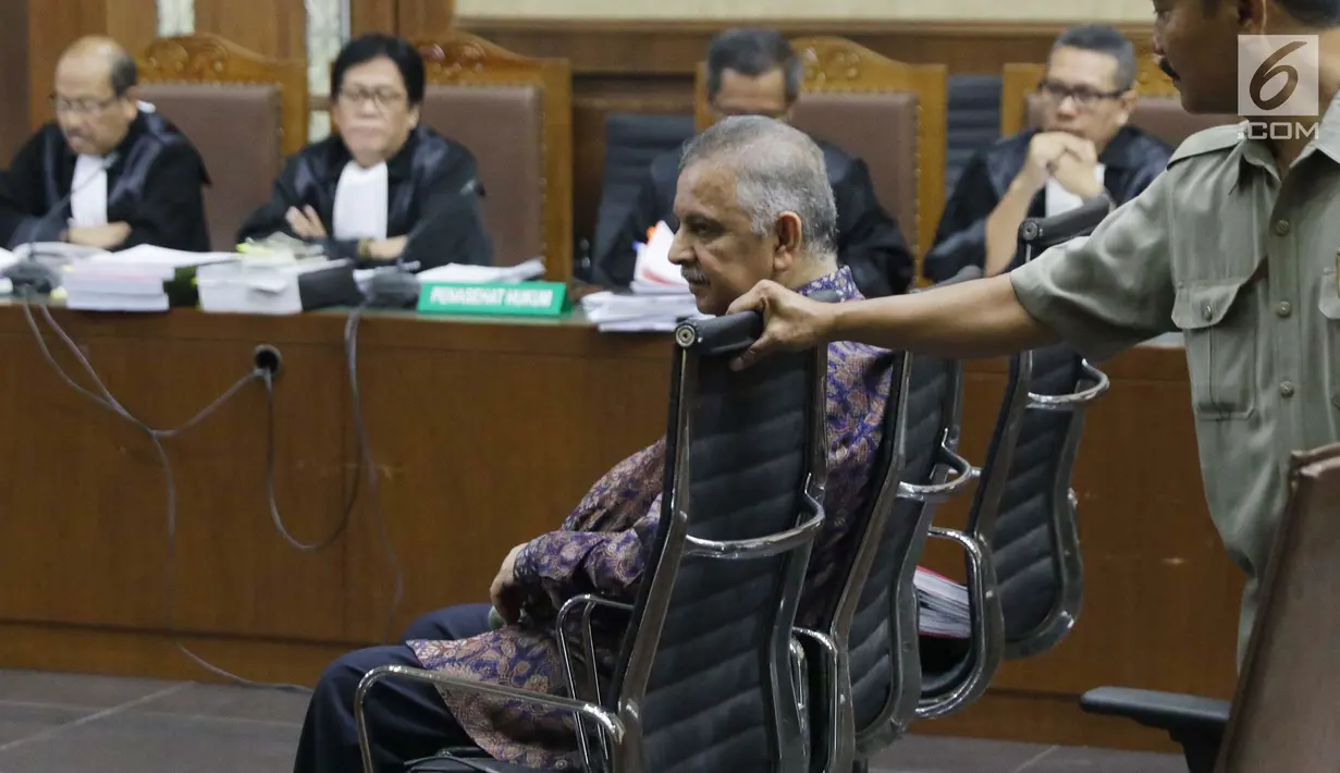 Terdakwa dugaan suap proyek PLTU Riau-1 yang juga mantan Dirut PLN, Sofyan Basir bersiap menjalani sidang lanjutan di Pengadilan Tipikor, Jakarta, Senin (23/9/2019). Sidang mendengar keterangan terdakwa. (Liputan6.com/Helmi Fithriansyah)