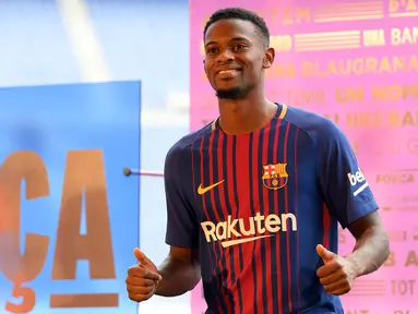 Bek asal Portugal, Nelson Semedo, diperkenalkan sebagai pemain Barcelona di Stadion Camp Nou, Katalonia, Jumat (14/7/2017). Pemain 23 tahun itu didatangkan dari Benfica dengan harga 26,2 juta poundsterling. (AFP/Lluis Gene)