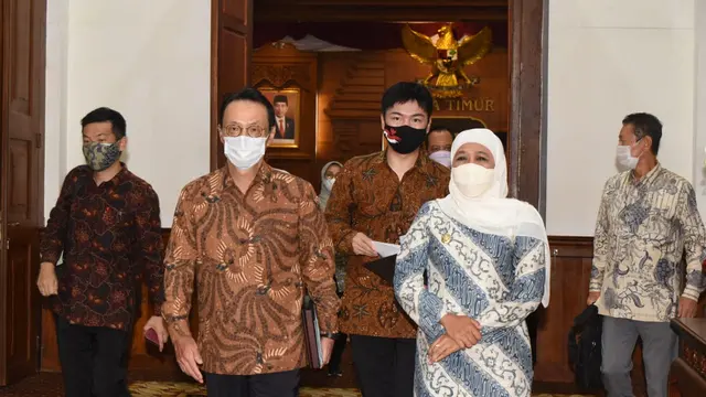 Gubernur Jatim Khofifah Indar Parawansa bertemu Duta Besar (Dubes) Jepang HE Kanasugi Kenji. (Dian Kurniawan/Liputan6.com)