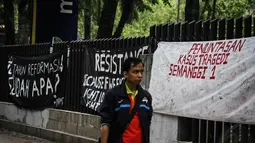 Aksi di depan Kampus Unika Atma Jaya, Jakarta, ini untuk mengenang 16 tahun Tragedi Semanggi I, Kamis (13/11/2014). (Liputan6.com/Faizal Fanani)