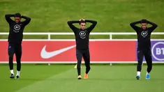 Pemain Inggris Joe Gomez, bek Inggris Trent Alexander-Arnold dan Jadon Sancho melakukan pemanasan selama sesi latihan tim di St George's Park di Burton-on-Trent, Inggris tengah (7/10/2019). Inggris akan melawan Republik Ceko pada kualifikasi Euro 2020 di Praha. (AFP Photo/Paul Ellis)