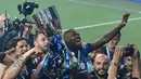 Para pemain Inter Milan merayakan dengan trofi setelah mereka memenangkan pertandingan sepak bola final Piala Super Italia antara Inter Milan dan Napoli. (AP Photo)