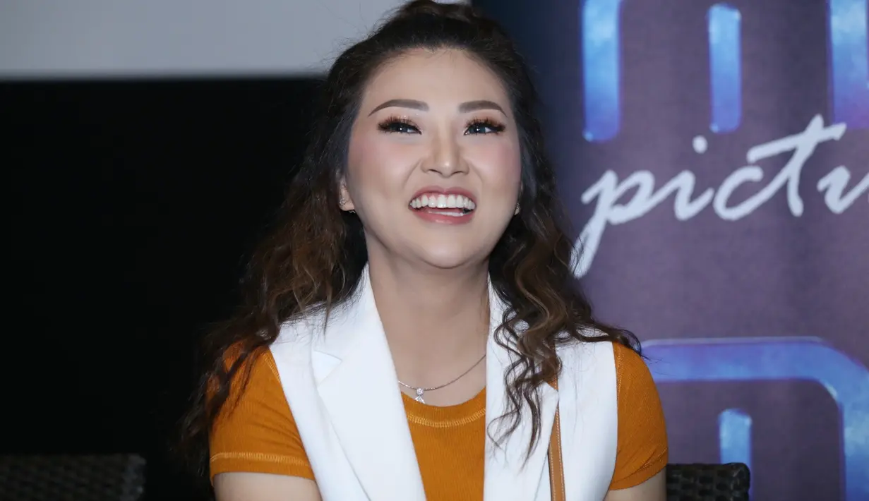 Untuk kembali ke dunia yang membesarkan namanya, Wenda juga harus mendapat persetujuan dari sang suami. Baik itu dalam nyanyi, sinetron maupun film. (Nurwahyunan/Bintang.com)