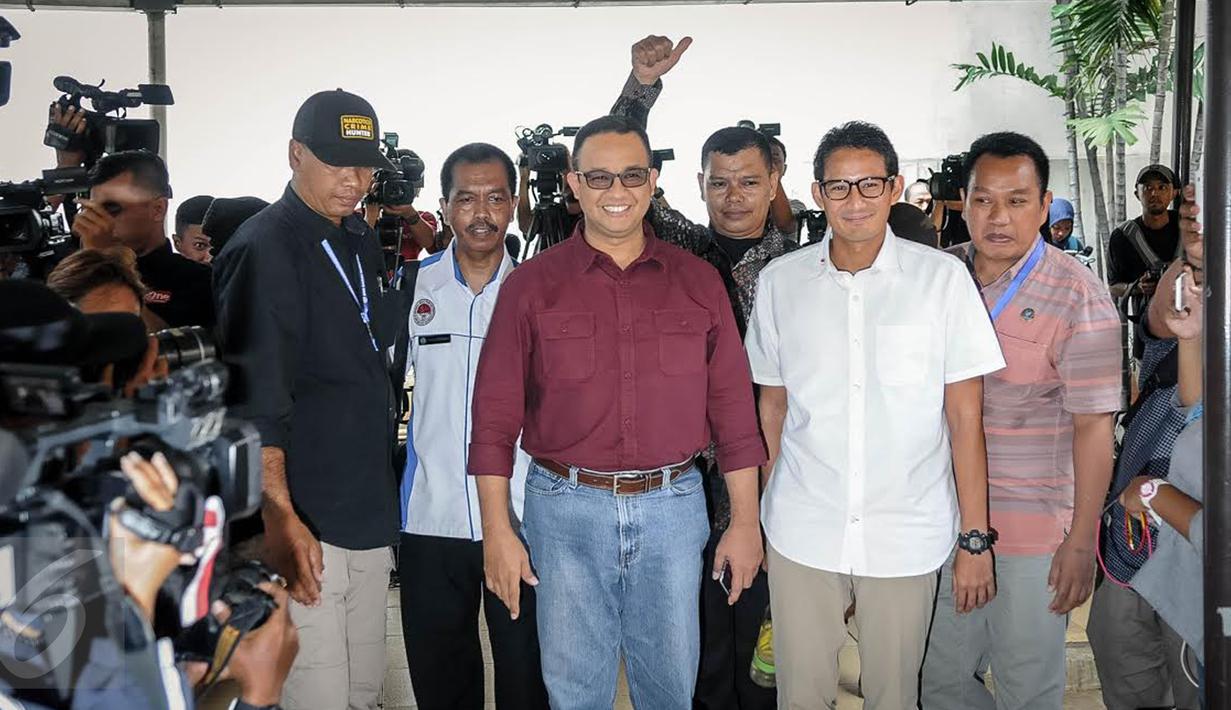Pasangan Cagub dan Cawagub DKI, Anies Baswedan dan Sandiaga Uno setibanya di Gedung BNN, Jakarta, Minggu (25/9). Anies-Sandiaga akan menjalani tes bebas narkoba dengan mengikuti serangkaian tes meliputi urine dan rambut. (Liputan6.com/Faizal Fanani)