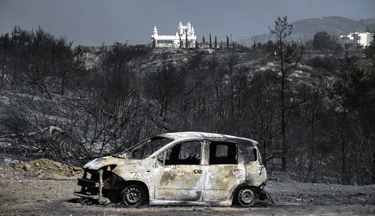 Puluhan ribu orang telah melarikan diri dari kobaran api di pulau Rhodes, dengan banyak turis yang ketakutan berebut untuk pulang. (AFP/Spyros Bakalis)