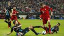 Pemain Arsenal Nacho Monreal dan Gabriel Paulista  berebut bola dengan pemain Bayern Munich Thomas Muller pada lanjutan Liga Champion di Allianz Arena, Munich, Jerman, Kamis (5/11/15) dini hari. Bayern menang 5-1. (Action Images via Reuters / John Sibley)