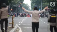 Pengunjuk rasa tolak UU Cipta Kerja bentrok dengan polisi di Kawasan Thamrin, Jakarta Pusat, Selasa (13/10/2020). Gas air mata ditembakkan ke arah pendemo yang melakukan perlawanan dengan melempar batu dan pecahan kaca. (merdeka.com/Imam Buhori)