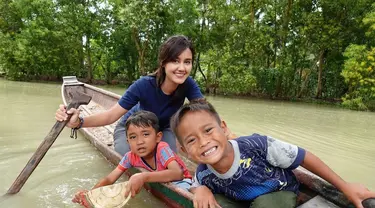 Jodilee Warwick, presenter acara petualang yang gaya penampilannya saat berpetualang sangat menarik untuk dilihat. Termasuk saat ia melakukan interaksi dengan bocah-bocah lokal di sana. Keseruan tampak nyata dari foto Jodilee dengan para bocah. (Liputan6.com/IG/@jodileewarwick)