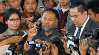 Pimpinan KPK Non Aktif Bambang Widjojanto memberikan keterangan pers saat tiba di Badan Reserse dan Kriminal Polri, Jakarta, Selasa (24/2/2015). (Liputan6.com/Andrian M Tunay)
