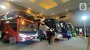 Pengunjug melihat bus yang dipamerkan pada acara Busworld Southeast Asia 2022 di JiExpo Kemayoran Jakarta, Jumat (7/10/2022). Pameran bus terbesar di Asia Tenggara itu menjadi ajang pengenalan transportasi bus yang ramah lingkungan salah satunya bus listrik, dan berlangsung mulai 5-7 Oktober 2022. (Liputan6.com/Magang/Aida Nuralifa)