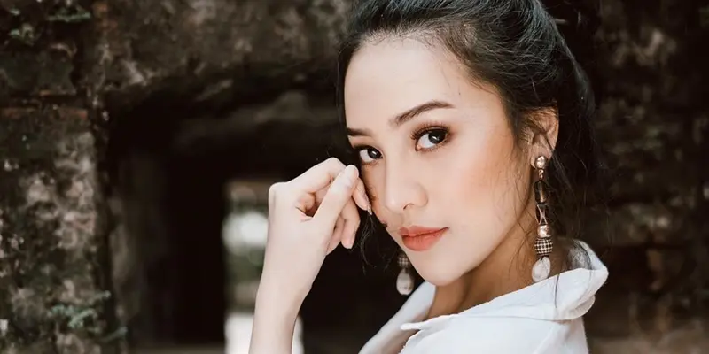 FOTO: Gaya Anya Geraldine Pakai Baju Putih, Tampil Memesona