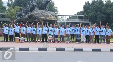 Komunitas Kretek melakukan aksi damai Terimakasih tembakau di Jakarta, Selasa (31/50). Dalam aksi tersebut mereka melakukan penolakan terhadap hari tanpa tembakau sedunia yang jatuh pada tagl 31 mei. (Liputan6.com/Angga Yuniar)