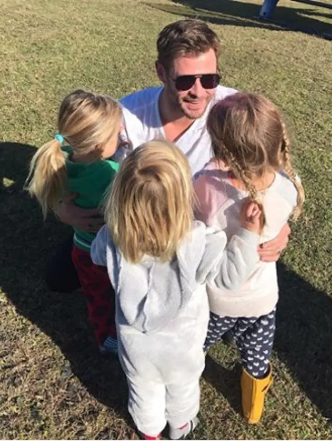 Chris Hemsworth bersama ketiga anaknya (Instagram @elsapatakyconfidential)