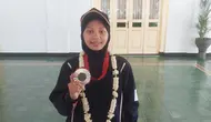 Qonitah Ikhtiar Syakuroh, atlet para badminton asal Kulonprogo, Yogyakarta yang mengukir prestasi gemilang di Paralimpiade 2024 Paris dengan meraih medali perak. (Bola.com/Ana Dewi)