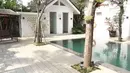 Dengan luas tanah segitu, tak lengkap rasanya kalau tak ada kolam renang. Di rumah ini fasilitas kolam renang berukuran cukup luas. (YouTube/Ganjar Pranowo)