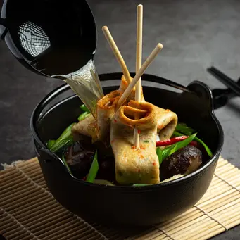 Ilustrasi odeng, camilan khas Korea. (Image by jcomp on Freepik)