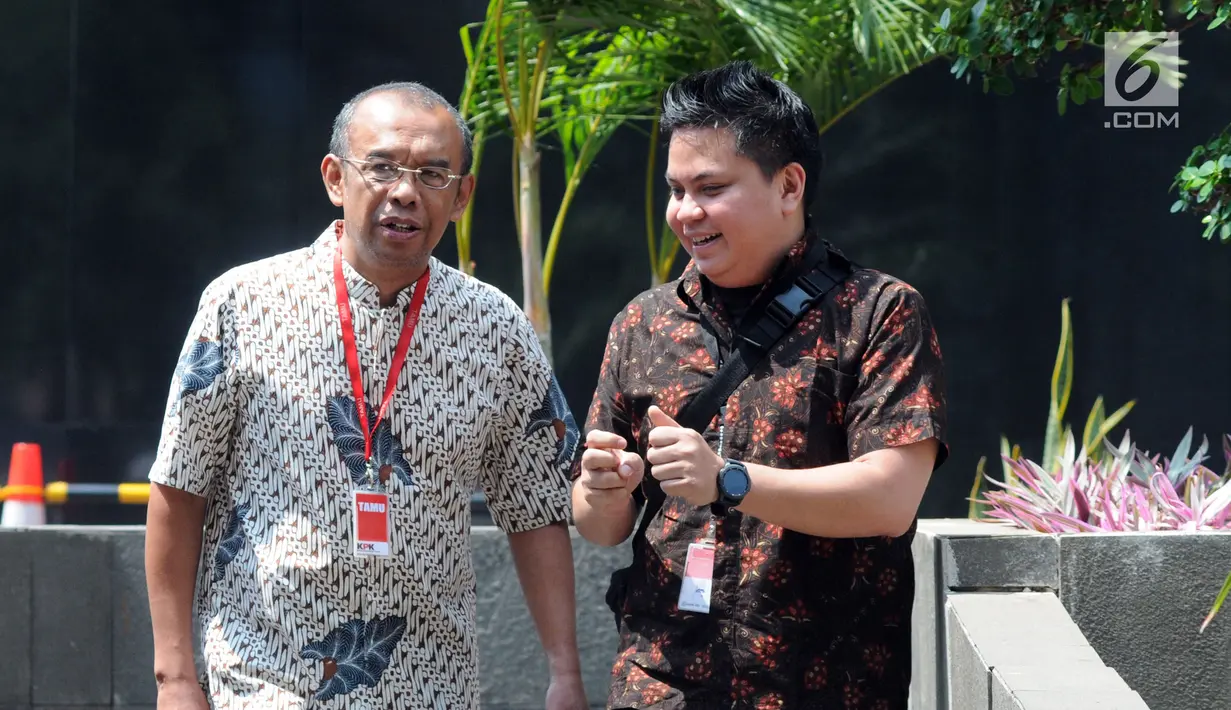 Sekretaris Kementerian Pemuda dan Olahraga (Sesmenpora) Gatot Sulistiantoro Dewa Broto (kiri) usai menjalani pemeriksaan penyidik di Gedung KPK, Jakarta, Jumat (26/7/2019). Gatot diperiksa untuk penyelidikan kebijakan Menpora Imam Nahrawi dari 2014 hingga 2019. (merdeka.com/Dwi Narwoko)