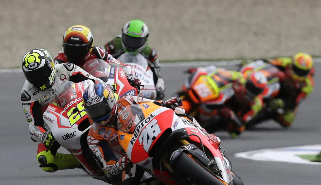 Dani Pedrosa (depan) saat memimpin sesi latihan bebas jelang GP Ceko 2014 di di Sirkuit Brno, (15/8/2014). (REUTERS/David W Cerny)