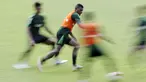 Pemain Timnas Indonesia U-22, Marinus Wanewar, mengejar bola saat latihan di Stadion Madya Senayan, Jakarta, Kamis (24/1). Latihan ini merupakan persiapan jelang Piala AFF U-22. (Bola.com/Yoppy Renato)
