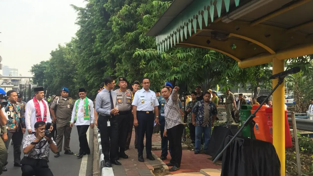 Anies Baswedan bersama Wakil Ketua KPK Laode Syarief melakukan razia reklame liar (Liputan6.com/Delvira Chaerani)