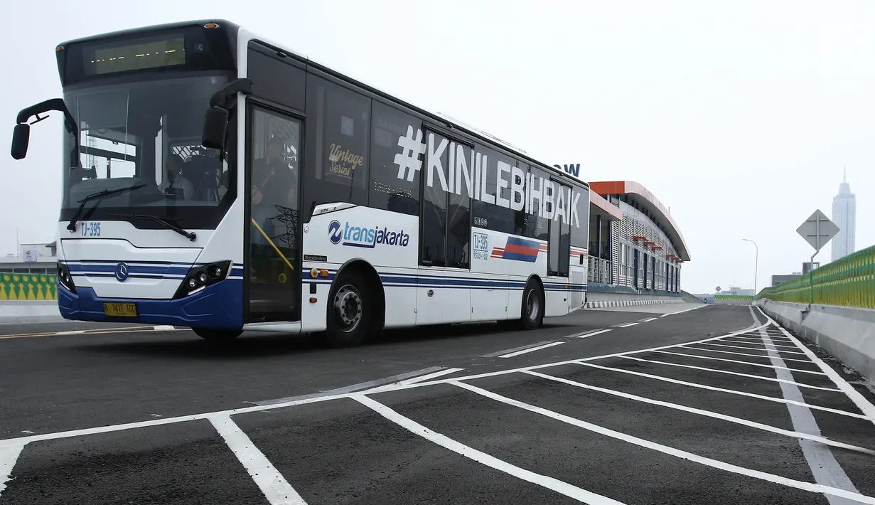 Bus Transjakarta saat uji coba pengoperasian Koridor 13 rute Tendean-Ciledug di Jakarta, Minggu (13/8). Untuk pengoperasian hari ini, bus TransJ di Koridor 13 hanya berhenti di 3 halte yaitu Tendean, Adam Malik dan Puri Beta (Liputan6.com/Herman Zakharia)