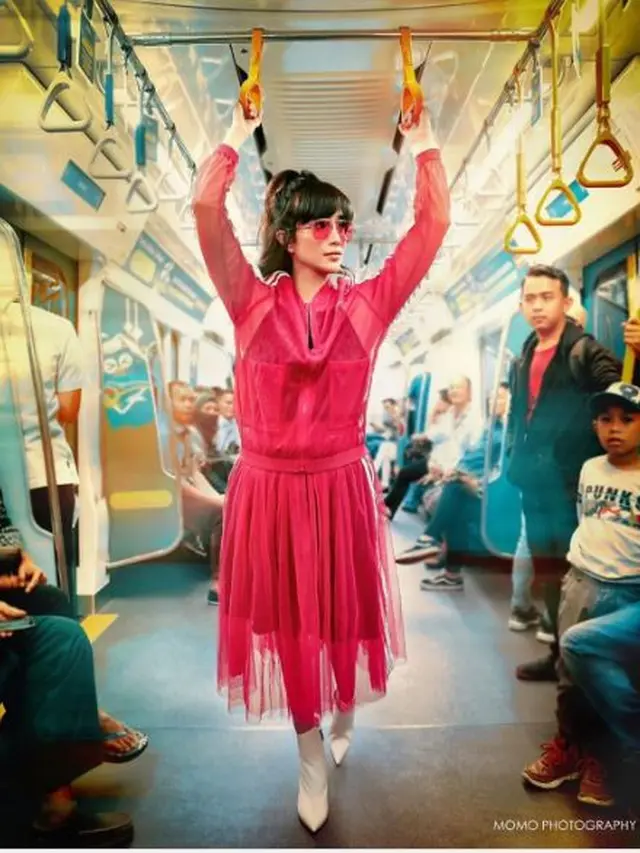 Pose di Stasiun MRT, Ussy Sulistiawaty Makin Muda dengan Harajuku Style