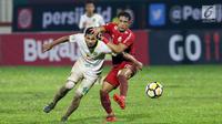 Pemain depan Persija, Addison Alves (kanan) berebut bola dengan Andri Muladi (Persebaya) pada lanjutan Go-Jek Liga 1 Indonesia 2018 bersama Bukalapak di Lapangan PTIK Jakarta, Selasa (26/6). Laga berakhir imbang. (Liputan6.com/Helmi Fithriansyah)