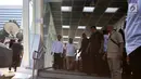 Presiden terpilih Joko Widodo atau Jokowi (kiri) berjalan bersama Ketua Umum Partai Gerindra Prabowo Subianto saat tiba di Stasiun MRT Senayan, Jakarta, Sabtu (13/7/2019). Jokowi dan Prabowo menuju FX Sudirman untuk makan bersama. (Liputan6.com/JohanTallo)