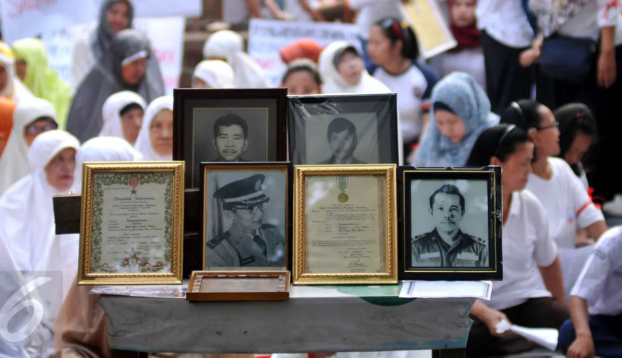 Sejumlah foto dan piagam dipajang saat warga melakukan aksi protes di kompleks militer perumahan Zeni, Mampang, Jakarta, Senin (26/10). Kodam Jaya berencana mengosongkan 71 rumah yang dihuni purnawirawan TNI AD. (Liputan6.com/Gempur M Surya)