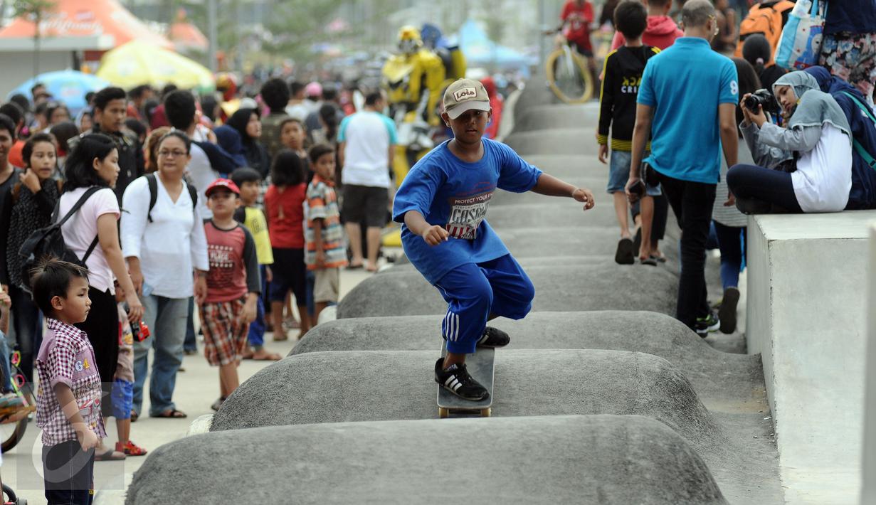 Seorang anak bermain papan luncur di areal RPTRA Kalijodo, Jakarta, Selasa (28/3). Sejumlah warga menghabiskan libur Hari Raya Nyepi dengan mengajak putera puterinya bermain di areal RPTRA Kalijodo. (Liputan6.com/Helmi Fithriansyah)
