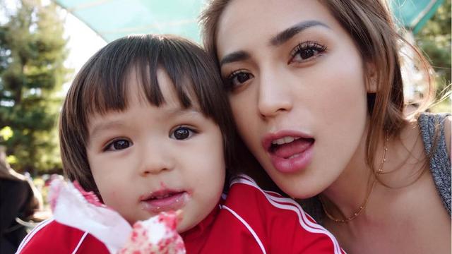 Deretan Foto Jessica Iskandar Di Amerika Kala Diterpa Isu Kehamilan Showbiz Liputan6 Com Jessica dibesarkan dalam keluarga yang berbeda keyakinan dimana ayahnya beragama islam sedangkan ibunya beragama kristen. deretan foto jessica iskandar di