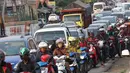 Sejumlah kendaraan mengarah Jakarta di Jalur Pantura Cikampek terjebak macet di jalan Jendral Sudirman,Cikampek,  Jawa Barat, Sabtu (7/1). (Liputan6.com/Helmi Afandi)