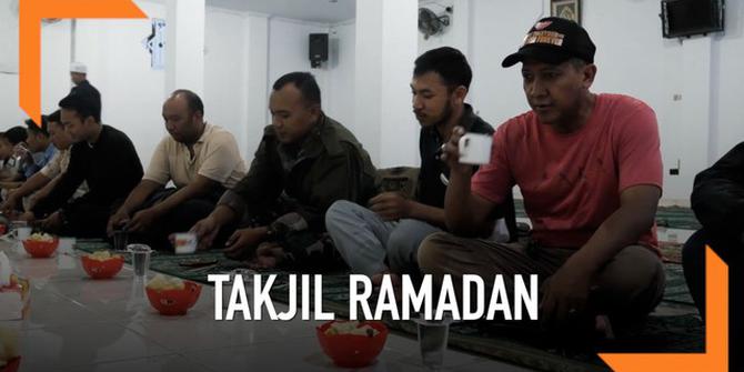 VIDEO: Takjil Bubur Betawi di Masjid Alhasra