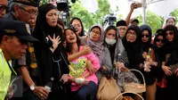 Zanette Kalila Azaira (13) menangis histeris saat prosesi pemakaman jenazah korban pembunuhan Pulomas di TPU Tanah Kusir, Jakarta, Rabu (28/12). Belum diketahui motif peristiwa tersebut, apakah perampokan atau pembunuhan. (Liputan6.com/Gempur M Surya)