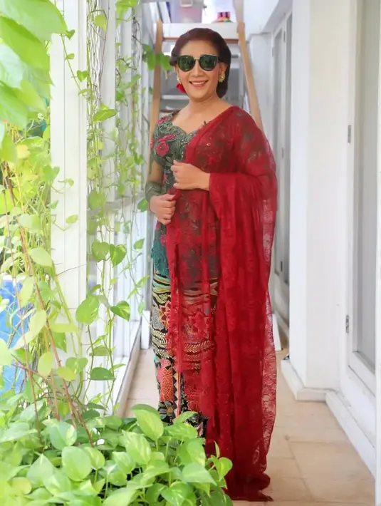 Susi Pudjiastuti tampil bold saat rayakan HUT ke-74 RI. Ia kenakan kebaya hijau emerald dengan full bordir bunga mawar dan kain Batik serta selendang brukat. [@susipudjiastuti115]