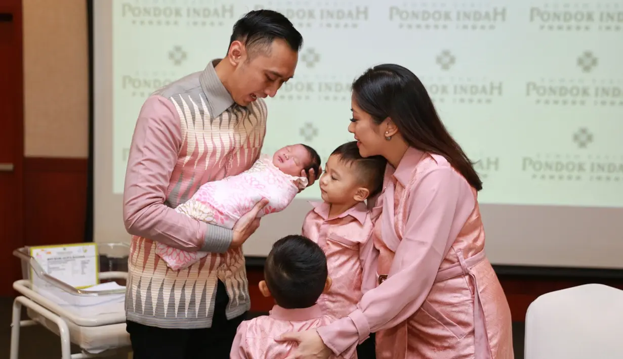 Kompak memakai busana bernuansa pink, Edhie Baskoro Yudhoyono, Aliya Baskoro Yudhoyono (Aliya Rajasa) serta tiga orang anaknya hadir di konferensi pers di RS Pondok Indah terkait lahirnya Gayatri Idalia Yudhoyono. (Adrian Putra/Bintang.com)