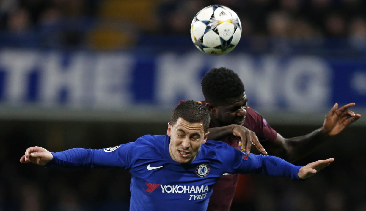 Gelandang Chelsea, Eden Hazard, duel udara dengan bek Barcelona, Samuel Umtiti, pada laga Liga Champions di Stadion Stamford Bridge, London, Selasa (20/2/2018). Hingga babak pertama usai kedudukan masinh imbang 0-0. (AFP/Ian Kington)