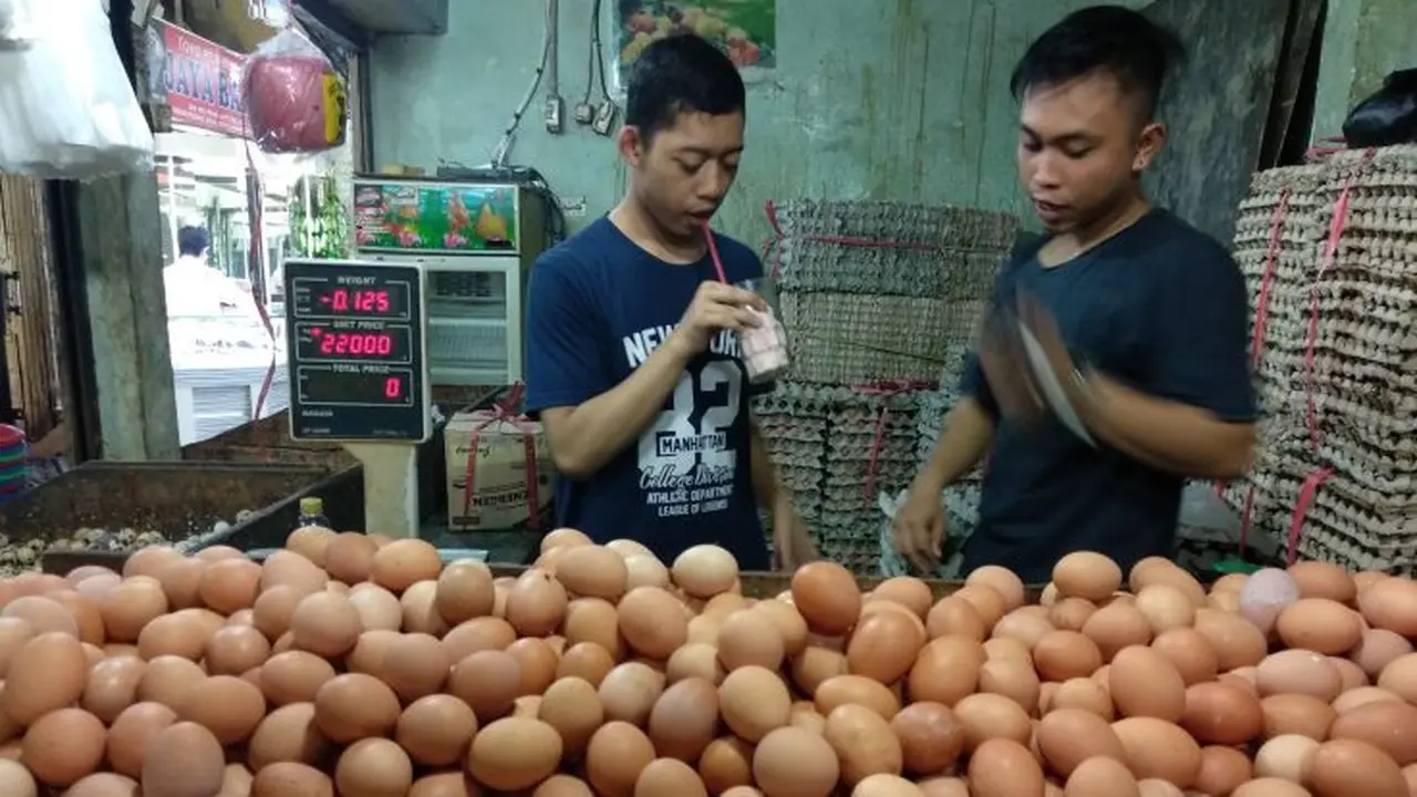 Miftah, pedagang telur di Pasar Kebayoran Lama, Jakarta, Jumat (16/3/2018).