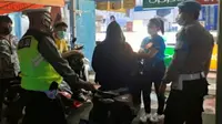Saat Polisi Razia Miras Cap Tikus dari Warung ke Warung di Minahasa Selatan