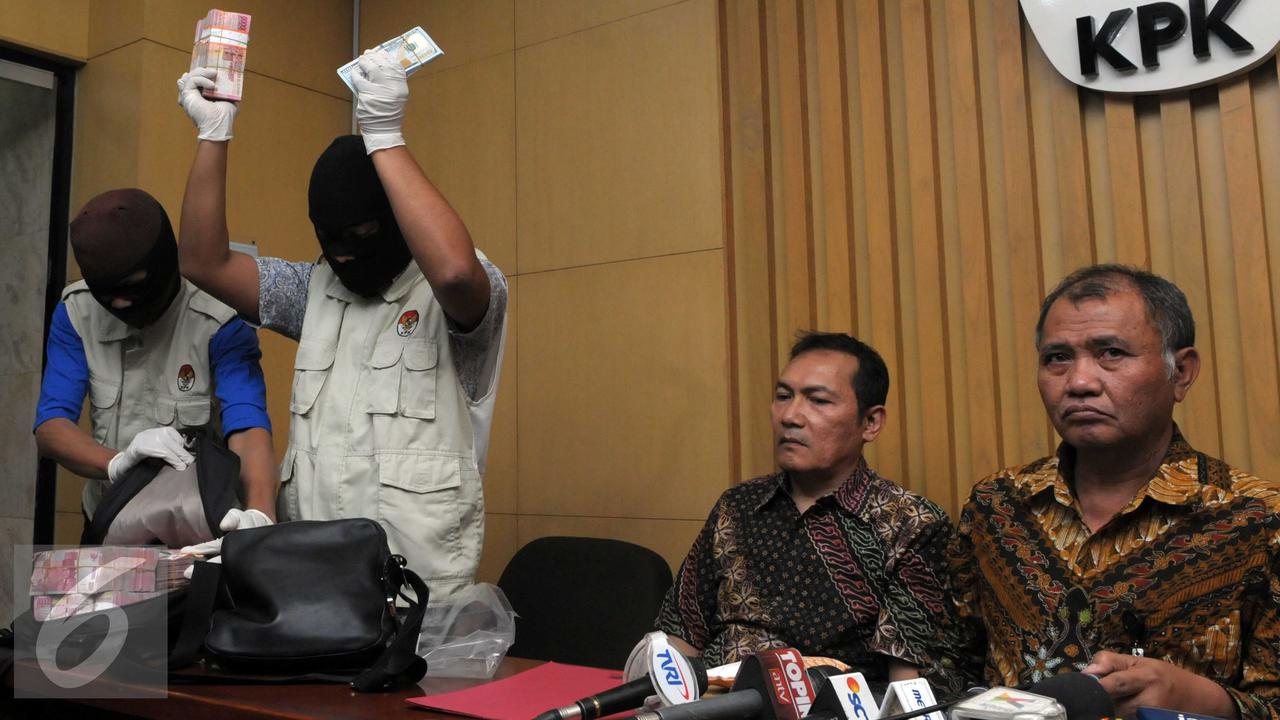 20160401- KPK Tunjukkan Barang Bukti dari OTT Sanusi -Jakarta- Helmi Afandi