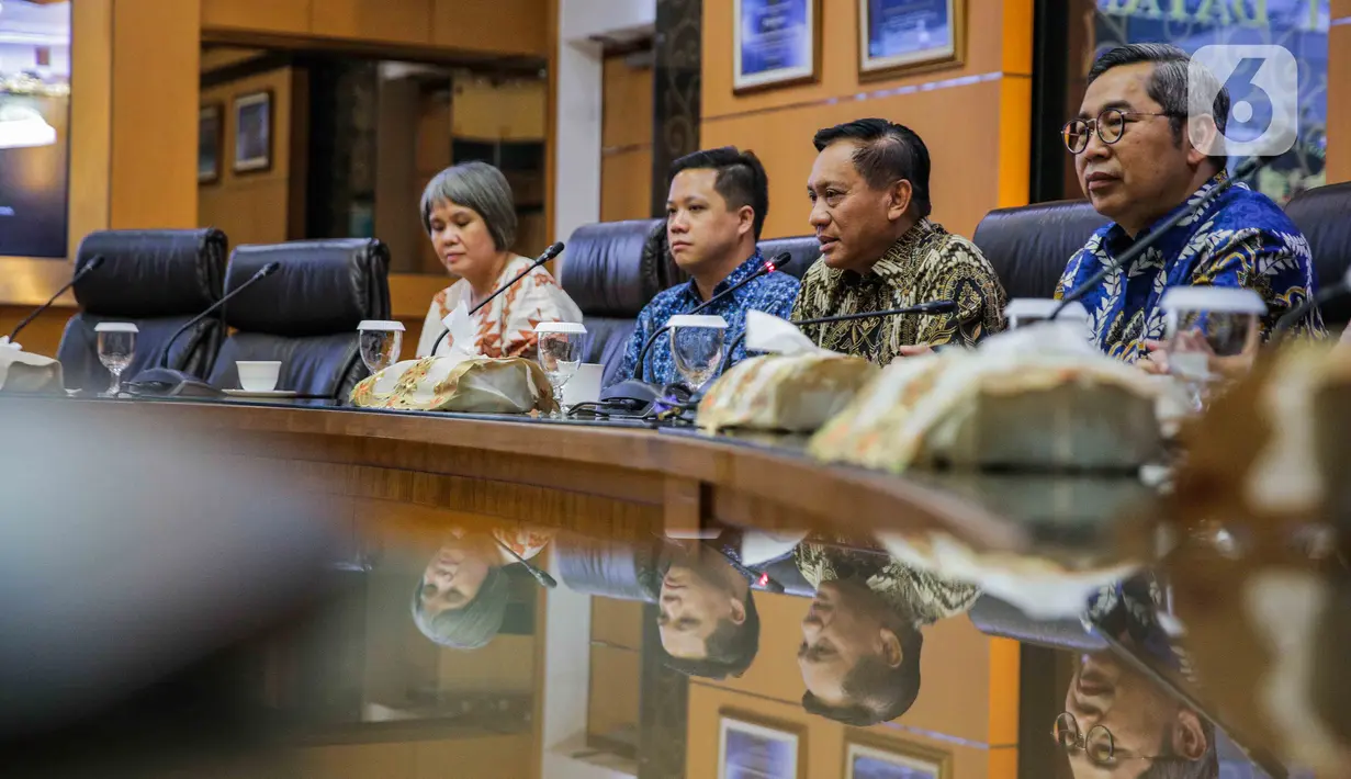 Direktur SCM Imam Sudjarwo (kedua kanan) saat berbincang dengan Menko Polhukam Mahfud Md di Kantor Kemenko Polhukam, Jakarta, Kamis (12/3/2020). Jajaran Grup Emtek mengunjungi Mahfud Md untuk bersilatuhrami. (Liputan6.com/Faizal Fanani)