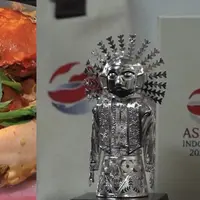 Menu makanan saat gala dinner dan souvenir yang diberikan untuk tamu KTT ASEAN 2023 di Jakarta. Credit: Instagram, @pesona.indonesia
