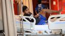 Pemain Persib Bandung, Zulham Zamrun terlihat antusias membahasi pemulihan cedera usai operasi di Rumah Sakit, Jakarta, Selasa(8/12/2015). (Bola.com/Nicklas Hanoatubun)