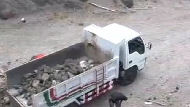[VIDEO] Nekatnya Penambang Pasir di Jalur Lahar Dingin Kelud