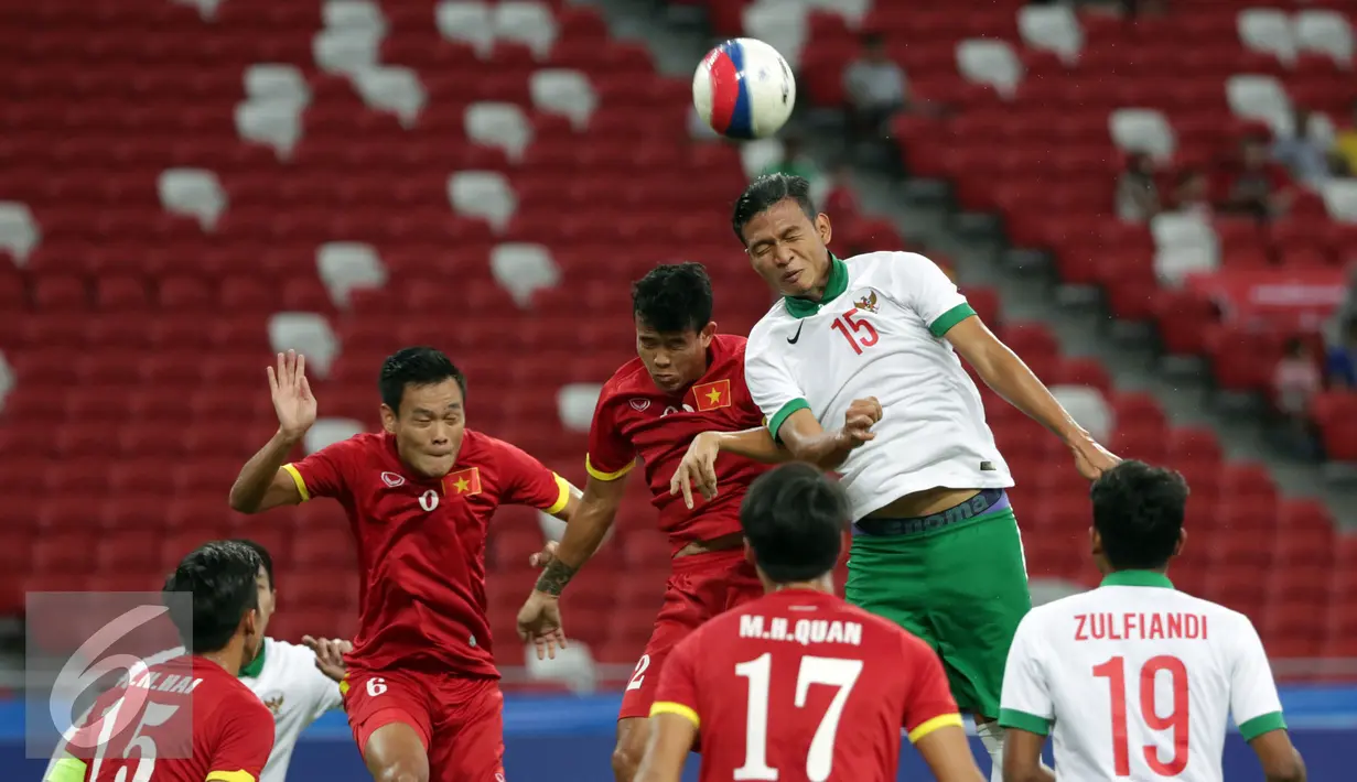 Bek timnas Indonesia U-23, Agung Prasetyo berusaha menyundul bola ke gawang Vietnam di laga perebutan tempat ketiga Sepak Bola SEA Games 2015 di National Stadium Singapura, Senin (15/6/2015). Indonesia kalah 0-5. (Liputan6.com/Helmi Fithriansyah)