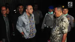 Bupati Tangerang, Ahmed Zaki Iskandar berbincang dengan pihak kepolisian saat meninjau lokasi kebakaran pabrik kembang api di Kosambi, Tangerang, Banten, Kamis (26/10) dini hari. Sementara 46 orang lainnya mengalami luka-luka. (Liputan6.com/Helmi Afandi)