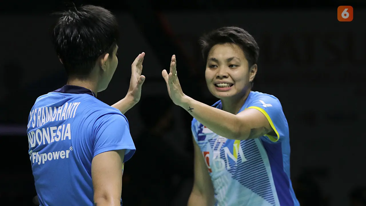 Foto: Senyuman Penyemangat Apriyani Gagal Tembus Tembok Cina, Harus Puas Menjadi Runner-up di Daihatsu Indonesia Masters 2022