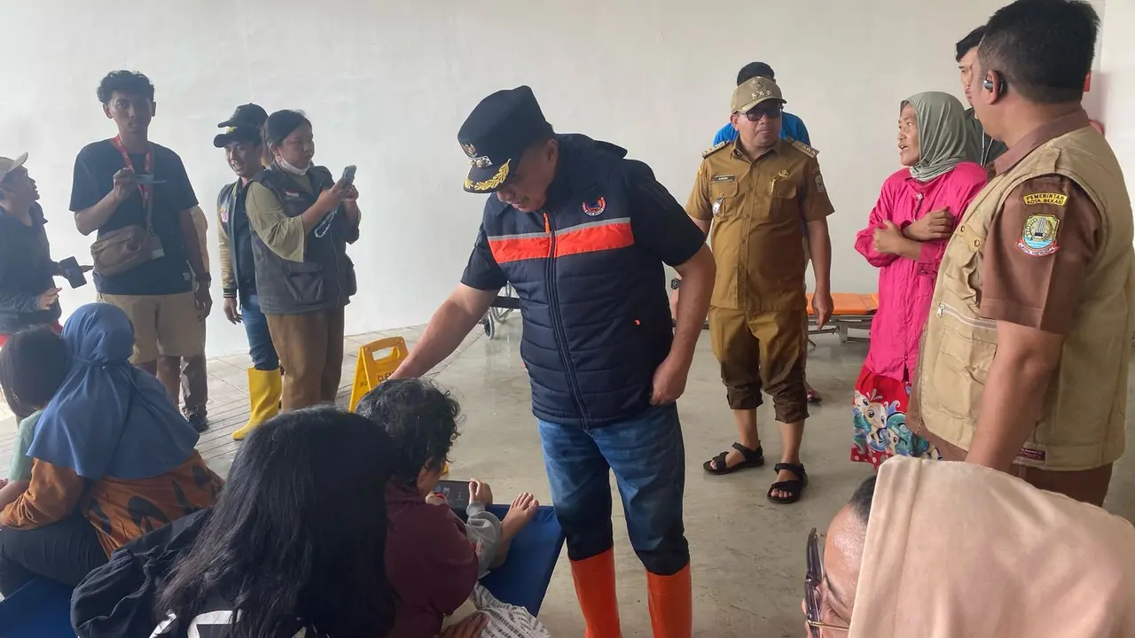 Wakil Wali Kota Bekasi, Abdul Harris Bobihoe, menyambangi warga terdampak yang memilih mengungsi lantaran kediamannya terendam banjir, Selasa (4/3/2025). (Liputan6.com/Bam Sinulingga)